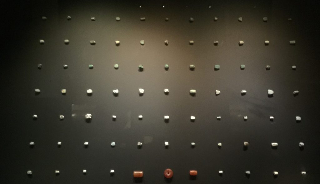 装飾類玉器【１】-展示ホール３-天地は絶えず-金沙遺跡博物館-成都市