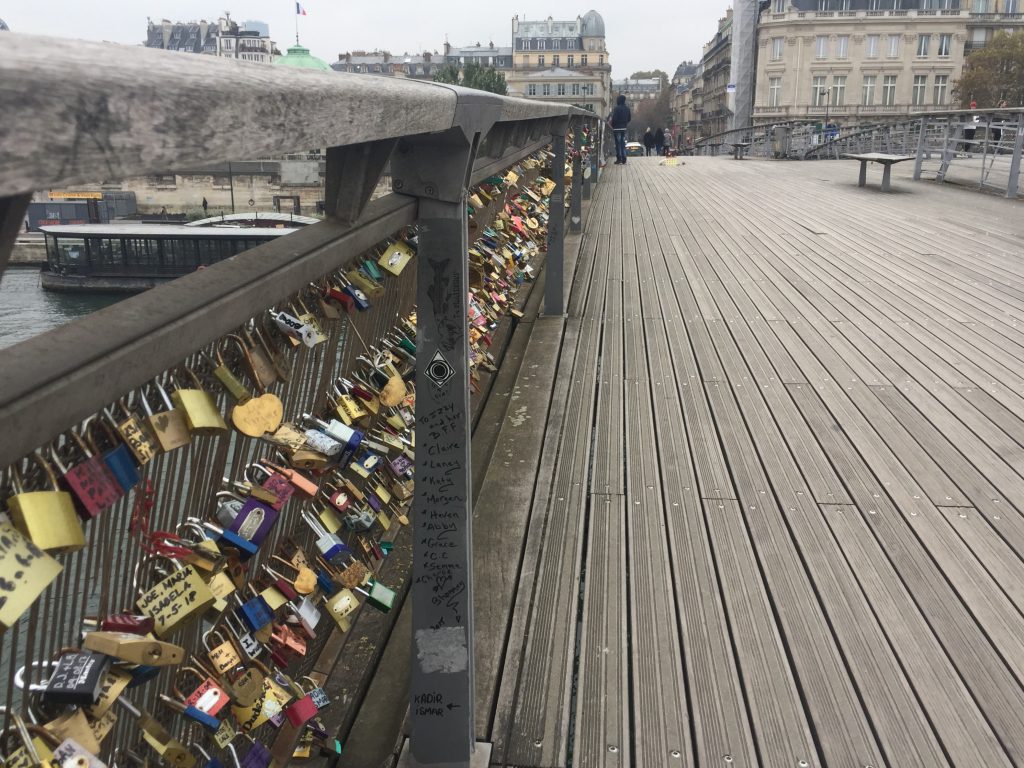 ポンデザール＝芸術橋（愛の南京錠の橋）-Pont des Arts-2018年10月-パリ-フランス
