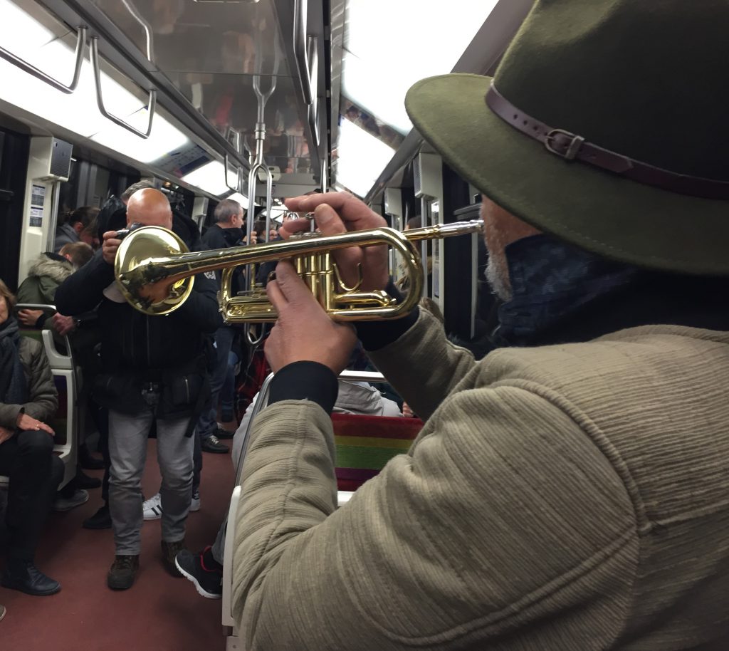 パリの地下鉄車内演奏雰囲気-Métro de Paris-2018年10月-パリ-フランス