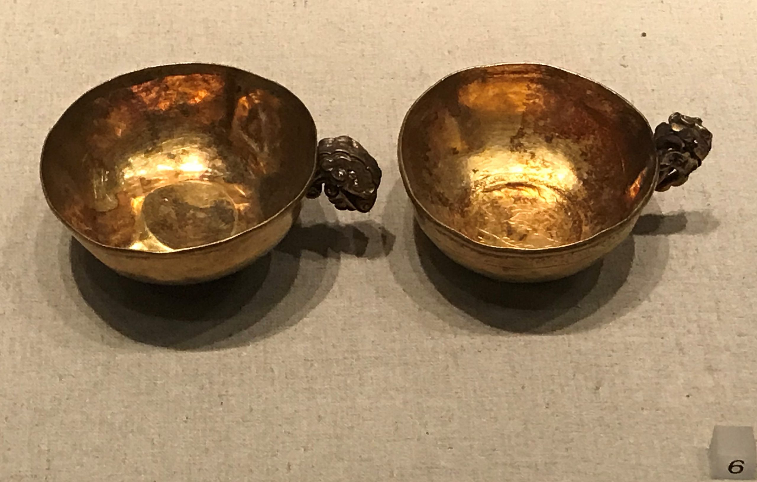 金盤-銀盤-銀杯-八曲銀盞-銀碗-帯把金杯-銀勺-隋唐五代宋元時代-常設展F３-成都博物館