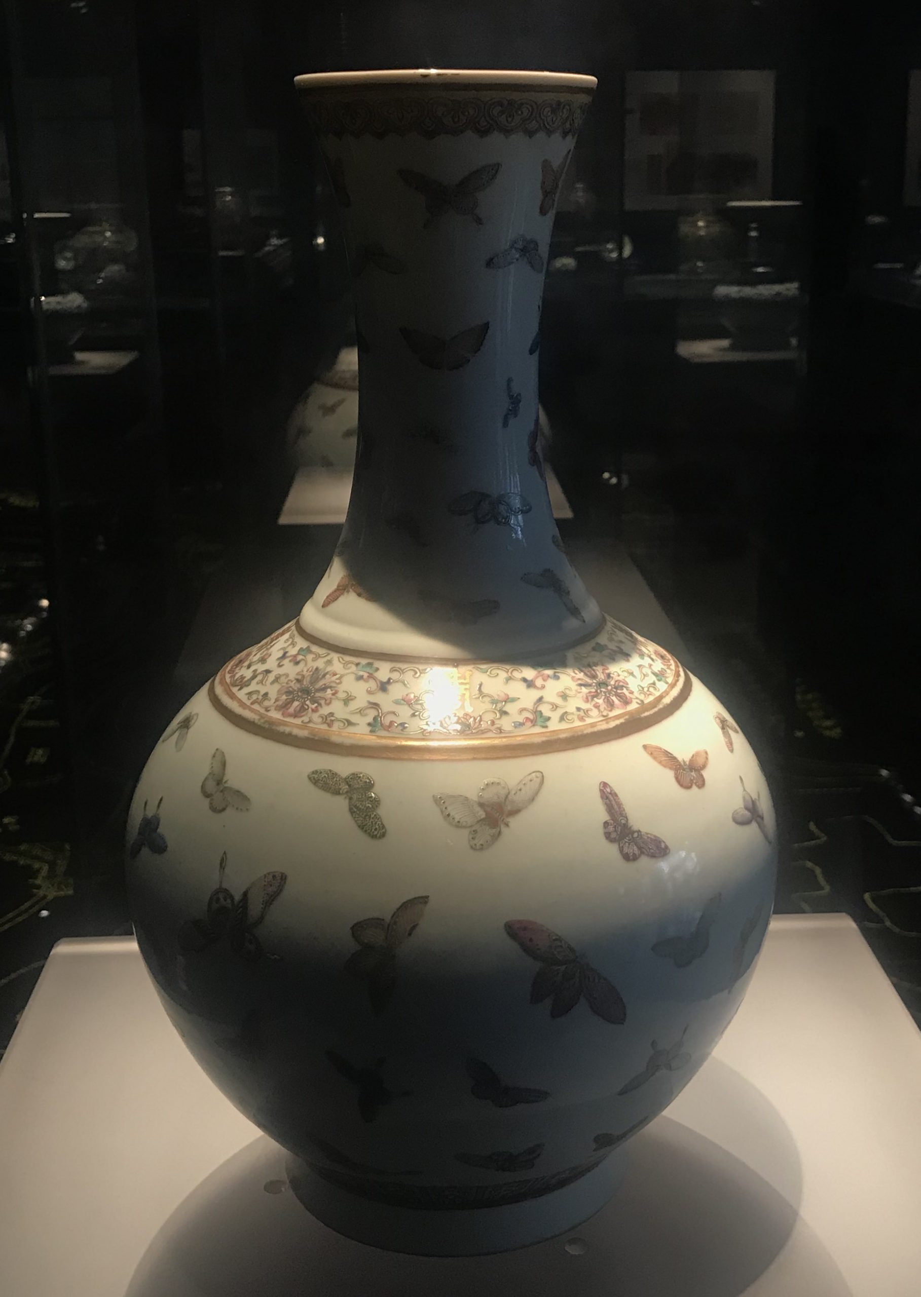 粉彩蝴蝶紋磁賞瓶-明清時代-常設展F３-成都博物館