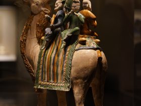 三彩釉陶駱駝載楽俑-唐時代-中国国家博物馆収蔵