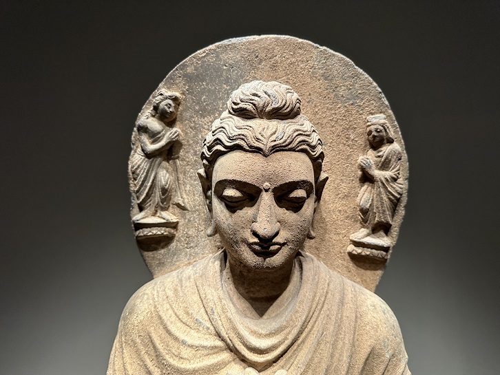【如来坐像女】パキスタン・ガンダーラ|クシャーン朝・2〜3世紀－常設展－東京国立博物館－東洋館