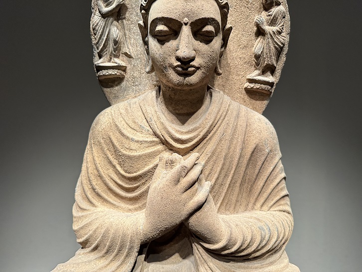 【如来坐像女】パキスタン・ガンダーラ|クシャーン朝・2〜3世紀－常設展－東京国立博物館－東洋館