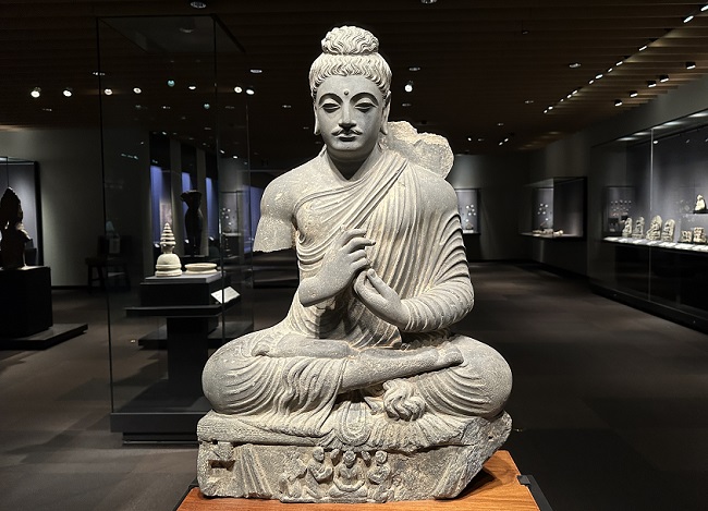 【如来坐像】パキスタン|クシャーン朝・2〜3世紀|片岩－常設展－東京国立博物館－東洋館