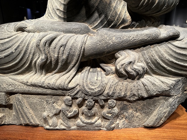 【如来坐像】パキスタン|クシャーン朝・2〜3世紀|片岩－常設展－東京国立博物館－東洋館
