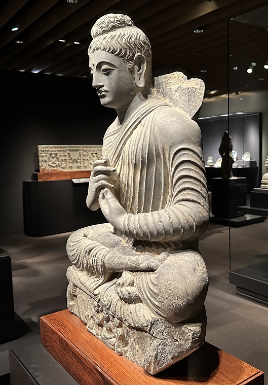 【如来坐像】パキスタン|クシャーン朝・2〜3世紀|片岩－常設展－東京国立博物館－東洋館
