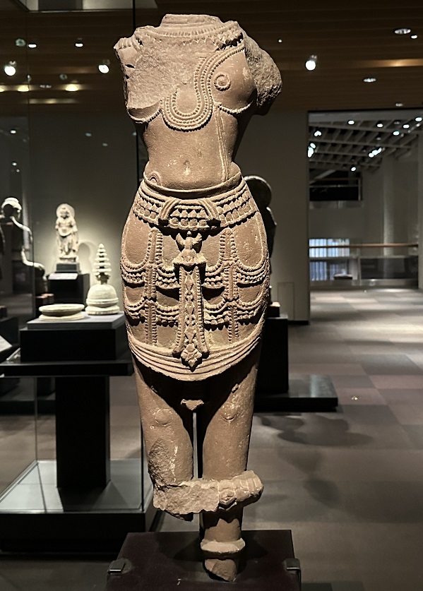 【男神立像】インド・カジュラ一ホ周辺|チャンデーラ朝10~11世紀|砂岩－常設展－東京国立博物館－東洋館