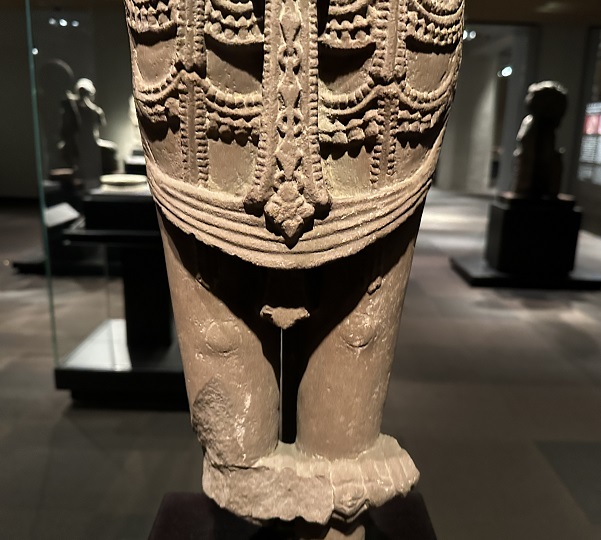 【男神立像】インド・カジュラ一ホ周辺|チャンデーラ朝10~11世紀|砂岩－常設展－東京国立博物館－東洋館
