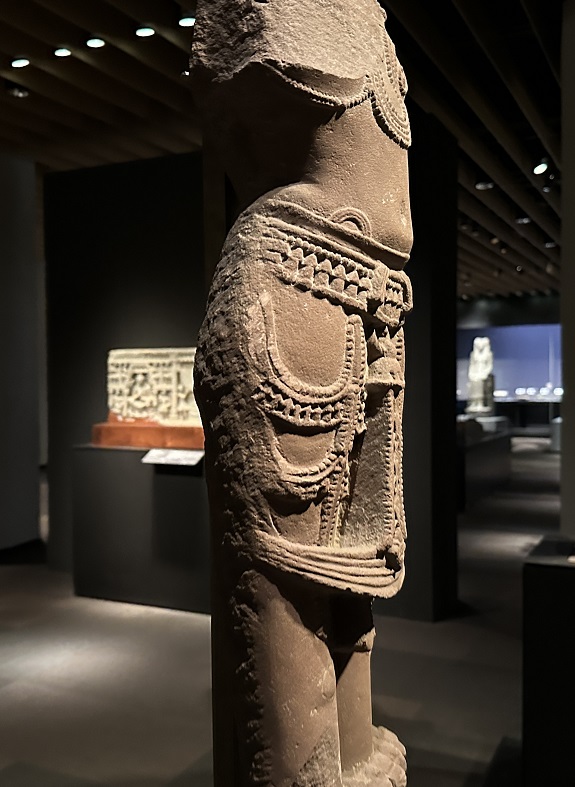 【男神立像】インド・カジュラ一ホ周辺|チャンデーラ朝10~11世紀|砂岩－常設展－東京国立博物館－東洋館
