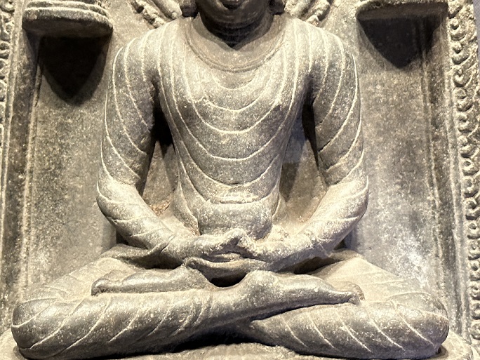 【釈迦如来坐像】インド|パーラ朝・9世紀頃|石造－常設展－東京国立博物館－東洋館
