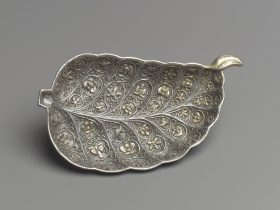 【葉形鎏金銀盤　Dish in the shape of a leaf】唐時代