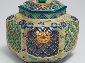 【古清水手 色絵桐唐草文七宝透六角壺　Hexagonal Jar (Rokkaku-tsubo) with Paulownia and Geometric Design】江戸時代‐野々村仁清