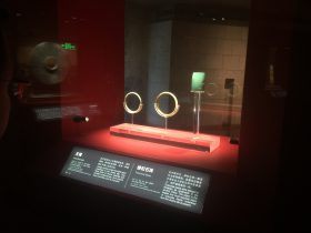玉鐲-綠松石珠-玉器-展示ホール4-千載遺珍-金沙遺跡博物館-成都市