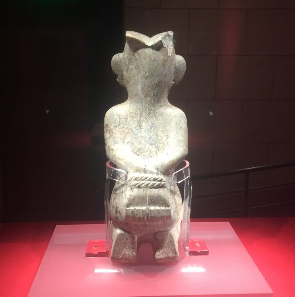 石跪坐人像-石器-展示ホール4-千載遺珍-金沙遺跡博物館-成都市