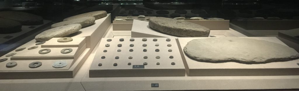 石器-石罄-石璧-餅形石器-展示ホール３-天地は絶えず-金沙遺跡博物館-成都市