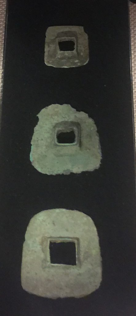 綠松石-方孔形銅器-展示ホール３-天地は絶えず-金沙遺跡博物館-成都市