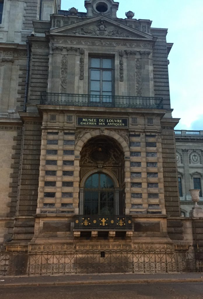 ルーヴル美術館の朝-パリ-フランス2018年10月