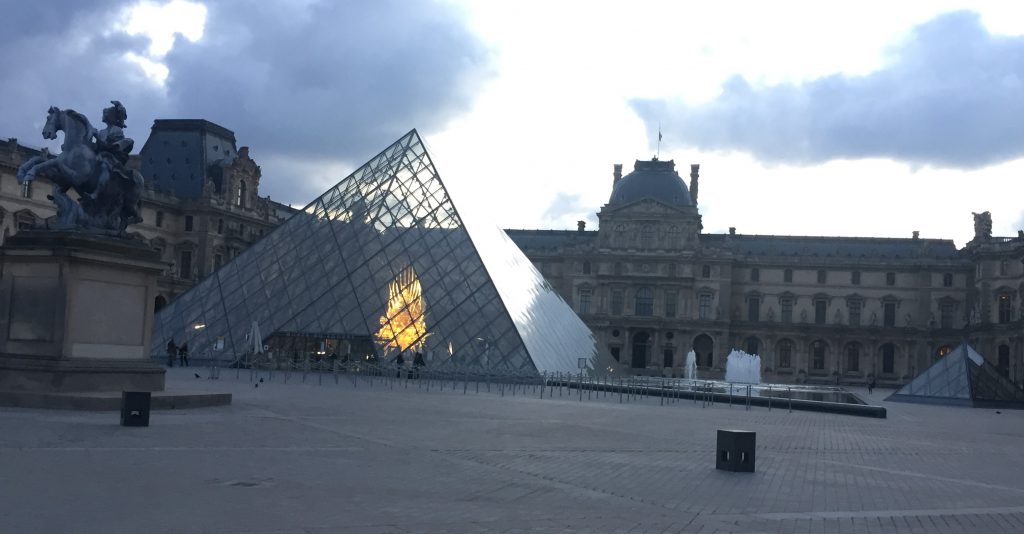 ルーヴル美術館の朝-パリ-フランス2018年10月