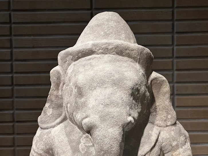 ガネーシャ坐像－カンボジア、バプーオン入口と象のテラス－アンコール 