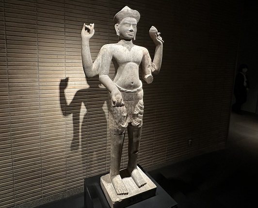 【ヴィシュヌ立像－カンボジア、プラサート・オロック|アンコール時代】常設展－東京国立博物館－東洋館

