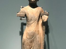 袈裟貼金彩絵石雕仏立像-北齊-青州印像-特別展【映世菩提】-成都博物館