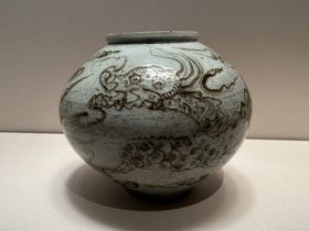 【鉄砂雲龍文壺】朝鮮時代－17世紀－常設展－東京国立博物館－東洋館