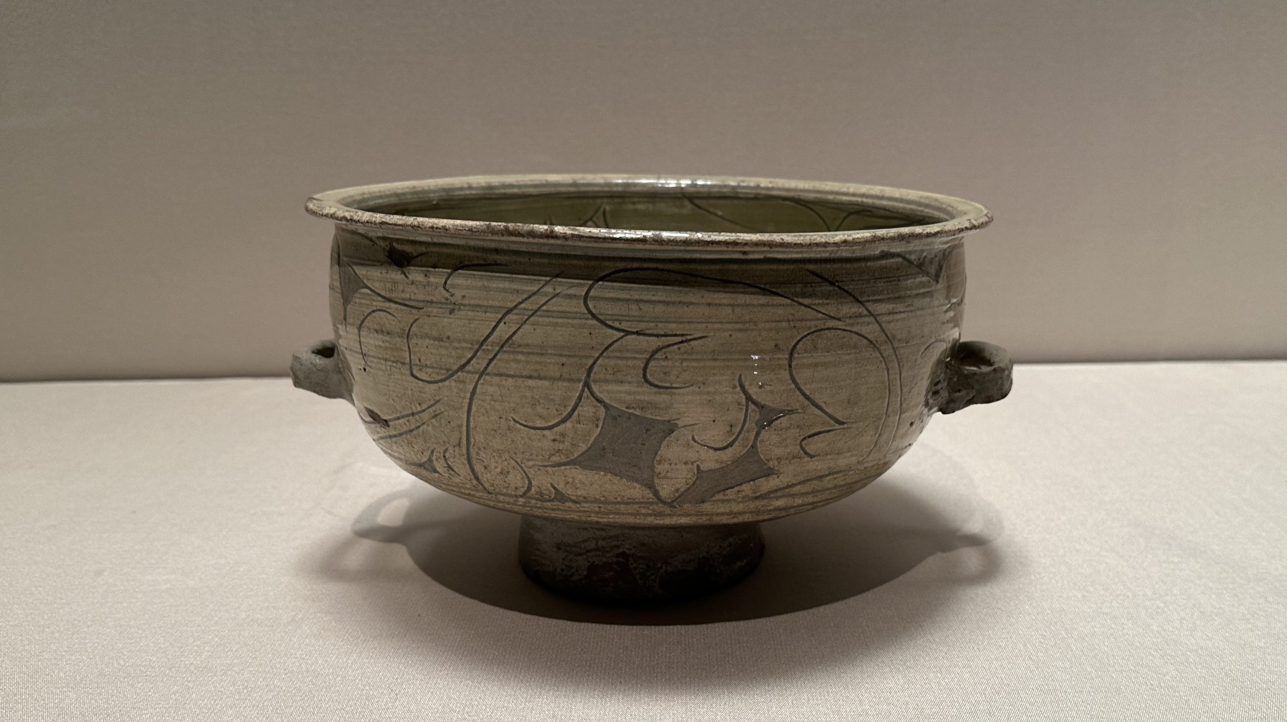 【粉青白地線刻魚文双耳鉢】朝鮮時代－15~16世紀－常設展－東京国立博物館－東洋館