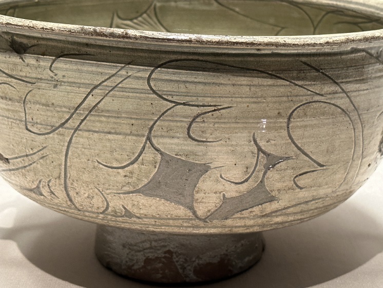 【粉青白地線刻魚文双耳鉢】朝鮮時代－15~16世紀－常設展－東京国立博物館－東洋館

