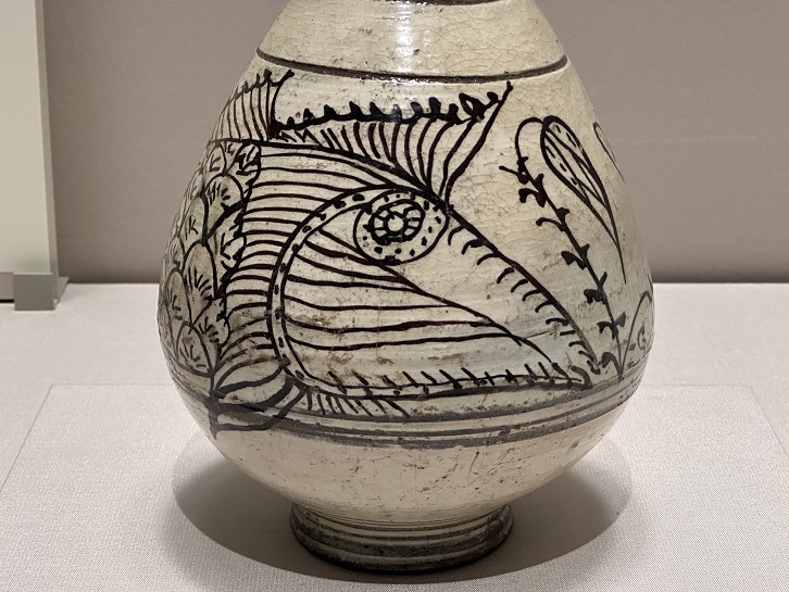 粉青鉄絵魚文瓶】朝鮮時代－15~16世紀－常設展－東京