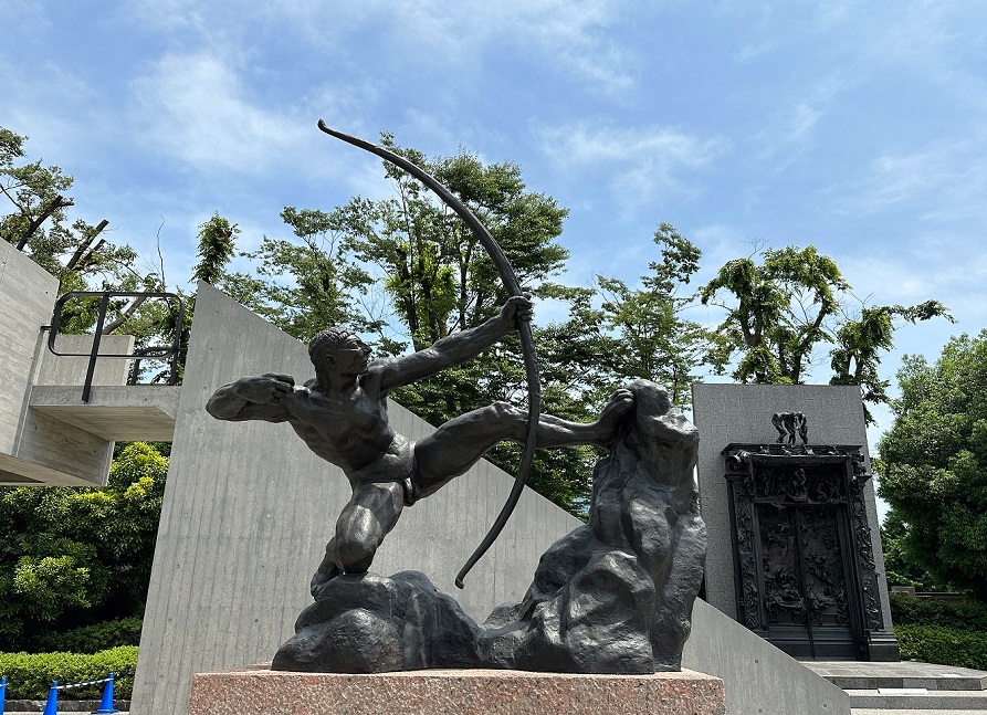 「弓をひくヘラクレス」（エミール゠アントワーヌ・ブールデル）(国立西洋美術館・東京)