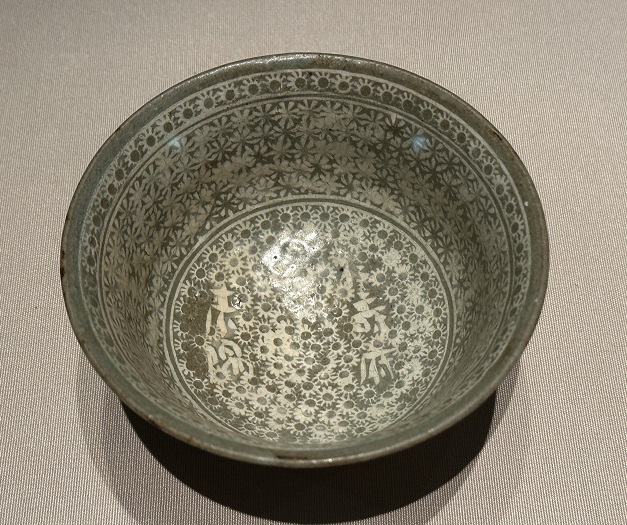 【粉青印花菊花文碗】朝鮮時代－15世紀－常設展－東京国立博物館－東洋館