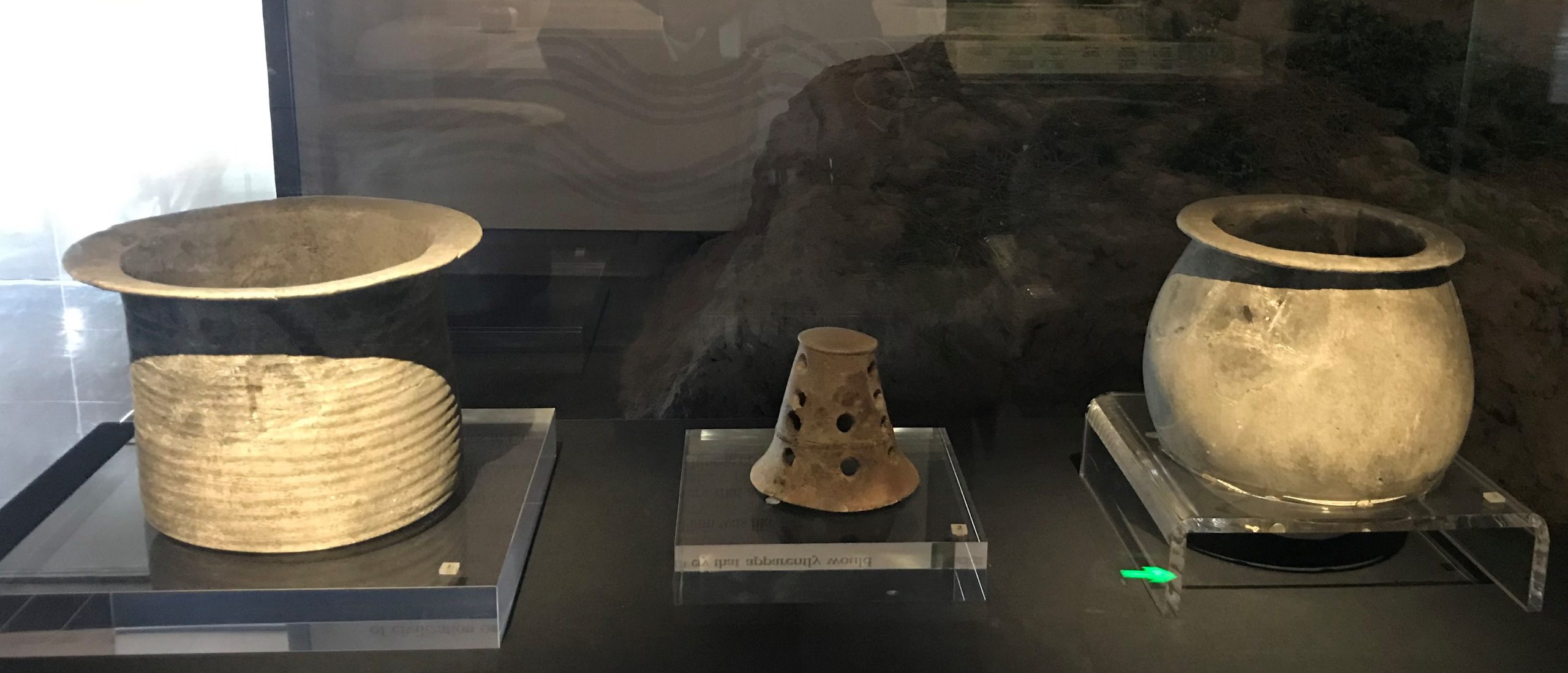 陶寬沿平底尊-陶器座-陶斂口罐-先秦時代-常設展F２-成都博物館