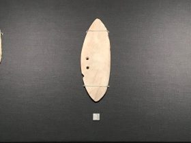 片孔石刀-双孔石刀-半月形双孔石刀-先秦時代-常設展F２-成都博物館