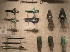 銅刀-銅削-柳葉形銅剣-三角援銅戈-直内銅戈-銅鉞-先秦時代-常設展F２-成都博物館