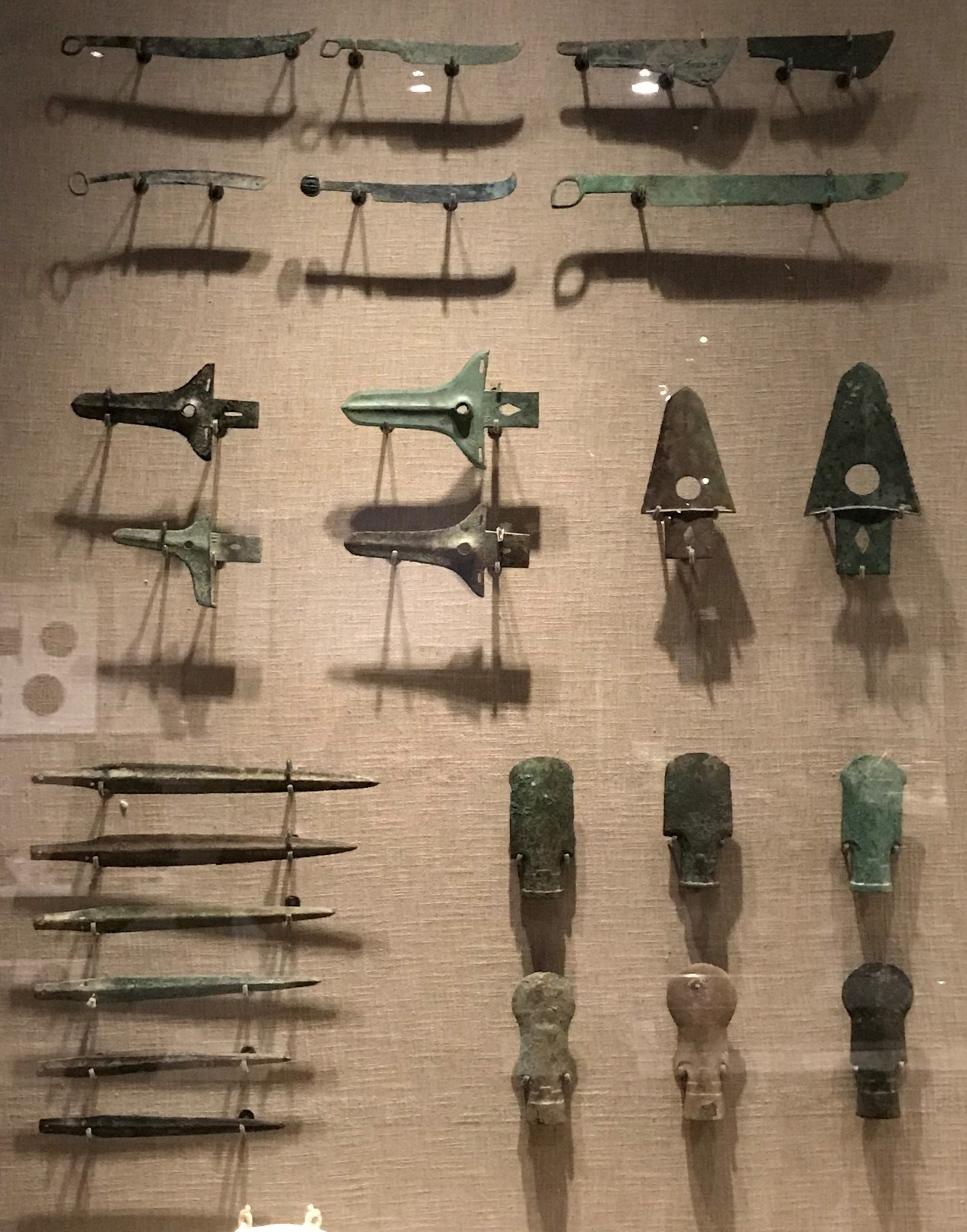 銅刀-銅削-柳葉形銅剣-三角援銅戈-直内銅戈-銅鉞-先秦時代-常設展F２-成都博物館