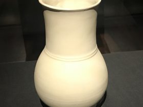 磁峰窯白磁長頚瓶-隋唐五代宋元時代-常設展F３-成都博物館