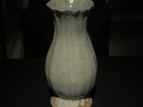 景徳鎮青白釉花口磁瓶-隋唐五代宋元時代-常設展F３-成都博物館
