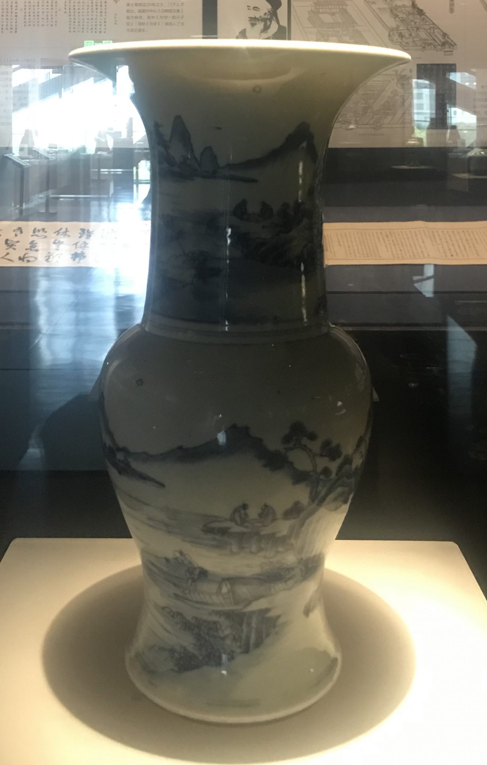 青花山水図磁鳳尾瓶-明清時代-常設展F３-成都博物館
