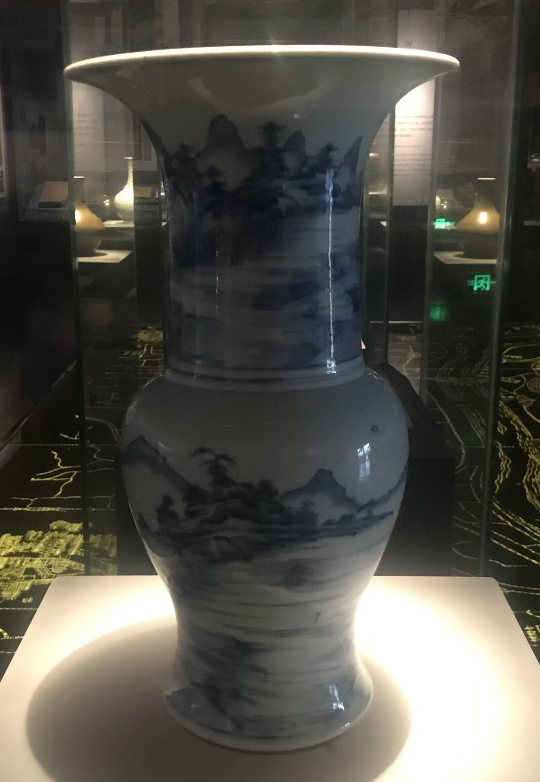 青花山水図磁鳳尾瓶-明清時代-常設展F３-成都博物館