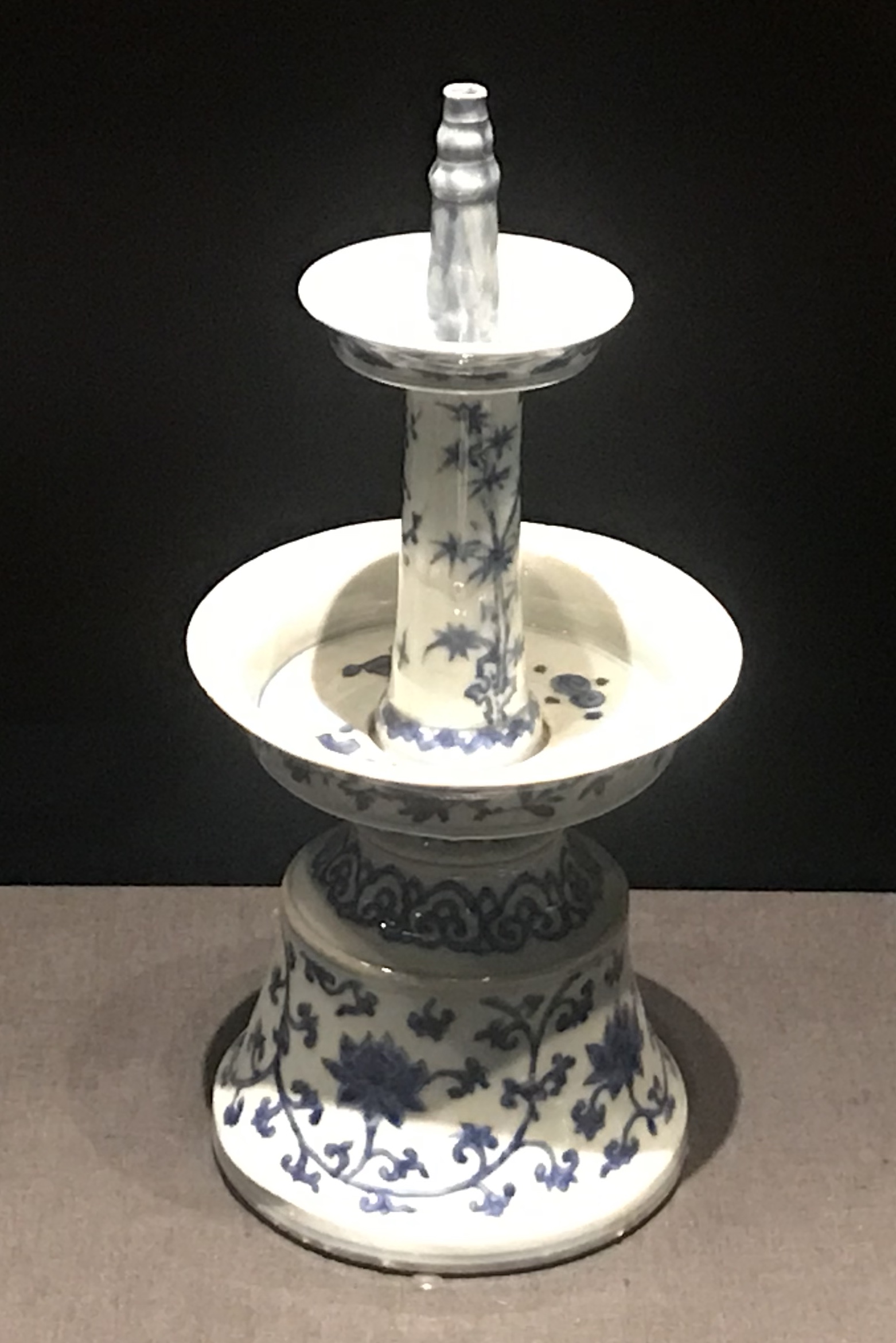 青花梅竹紋磁燭台-明清時代-常設展F３-成都博物館