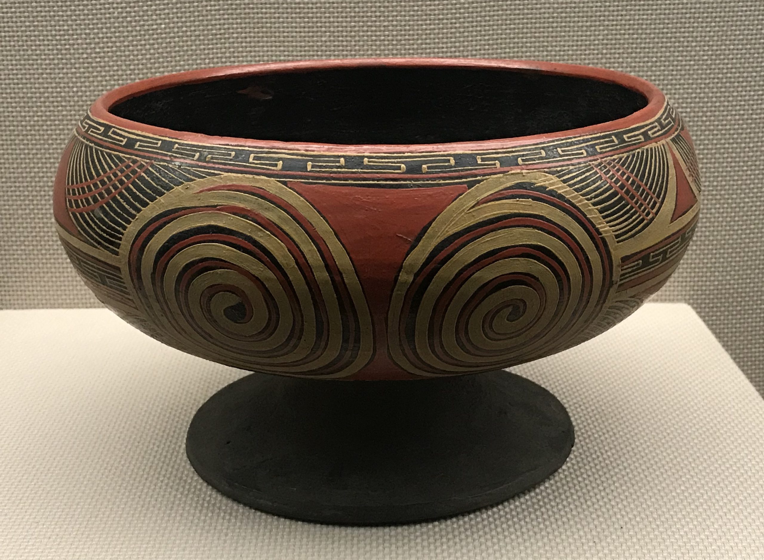 渦紋彩絵漆木盔-彜族漆器-四川民族文物館-四川博物館-成都