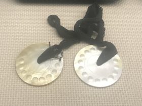 真珠貝耳飾り-彜族アクセサリー-四川民族文物館-四川博物館-成都