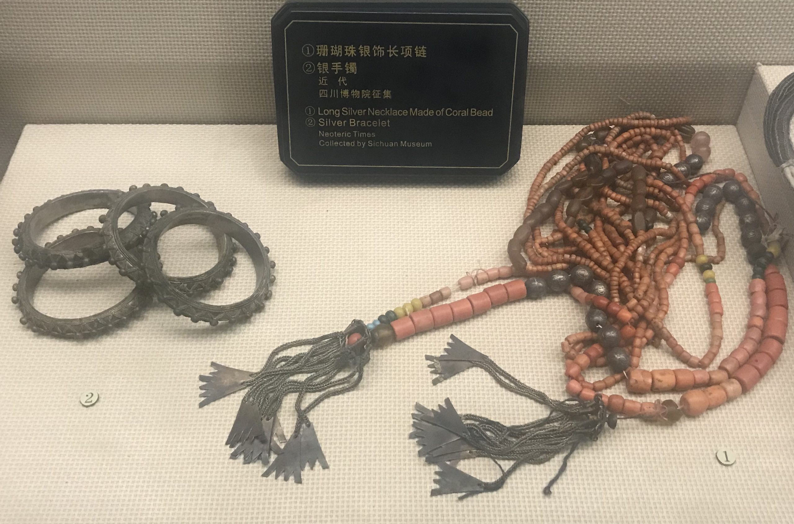 サンゴ珠銀ネックレス-銀手鐲-彜族アクセサリー-四川民族文物館-四川博物館-成都