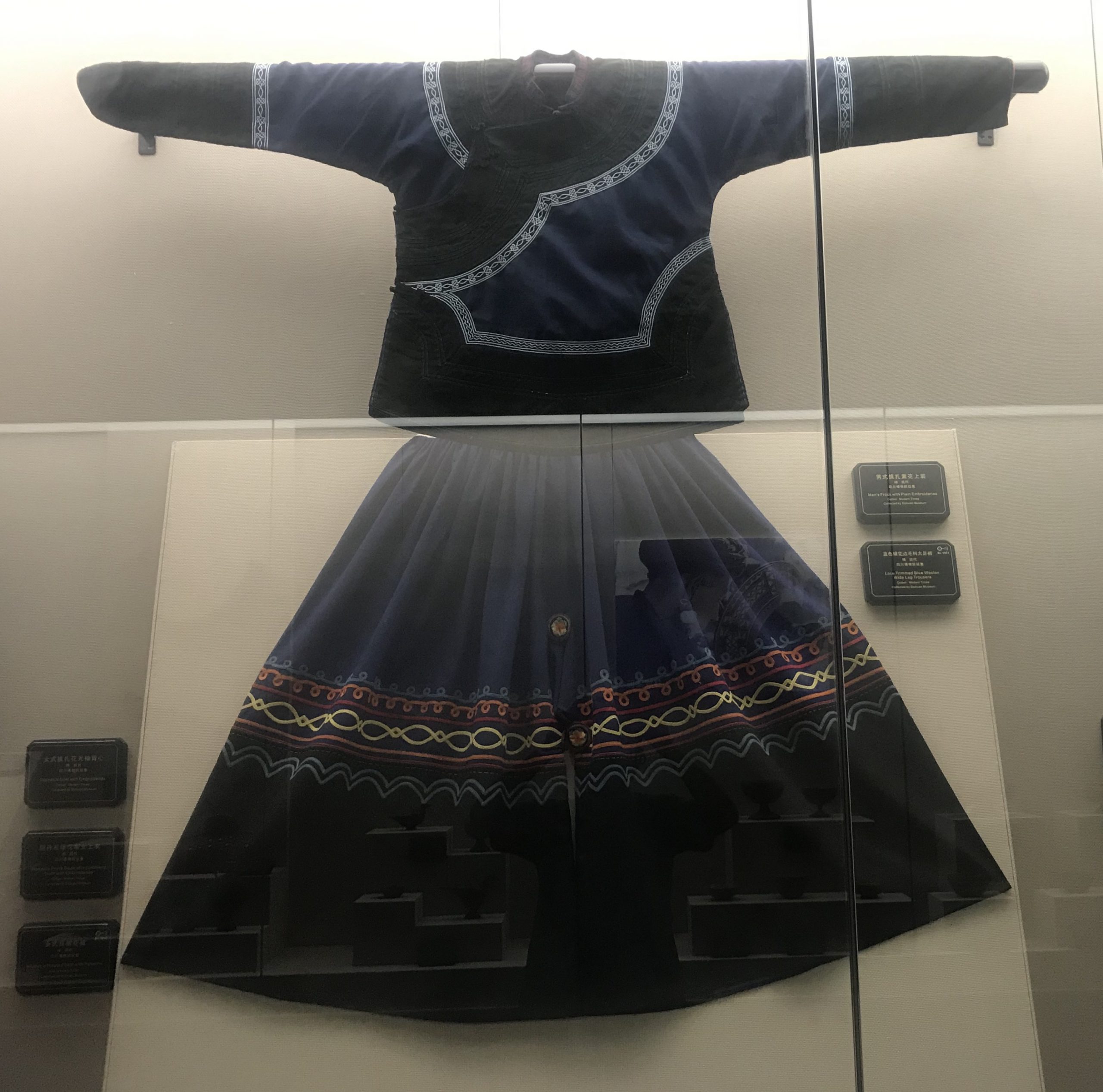 藍色鑲花邊毛料大足褲-男式挑紮素上着-彜族衣装-四川民族文物館-四川博物館-成都