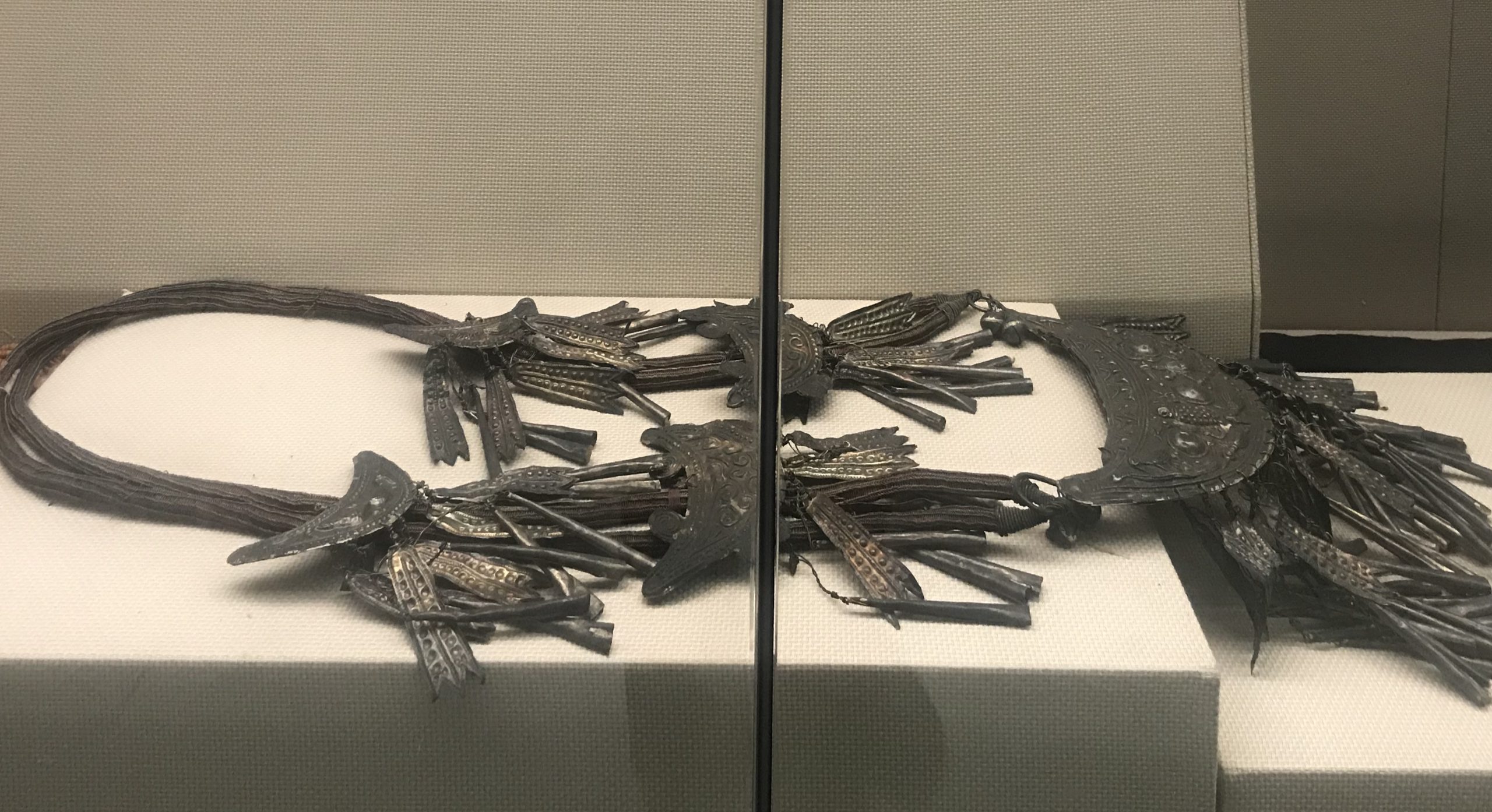 半月形銀ネックレス-銀手鐲-銀包藤手鐲-彜族アクセサリー-四川民族文物館-四川博物館-成都 