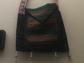 男式挑紮花鞄-彜族衣装-四川民族文物館-四川博物館-成都