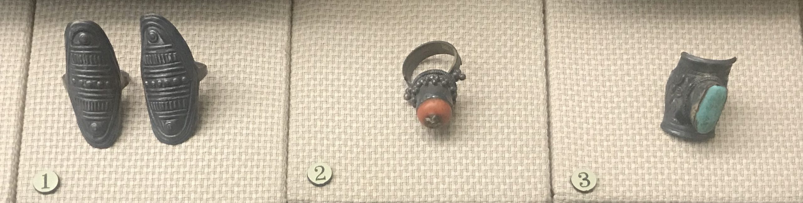 楕円形銀指輪-銀嵌サンゴ指輪-銀嵌ターコイズ指輪-彜族アクセサリー-四川民族文物館-四川博物館-成都