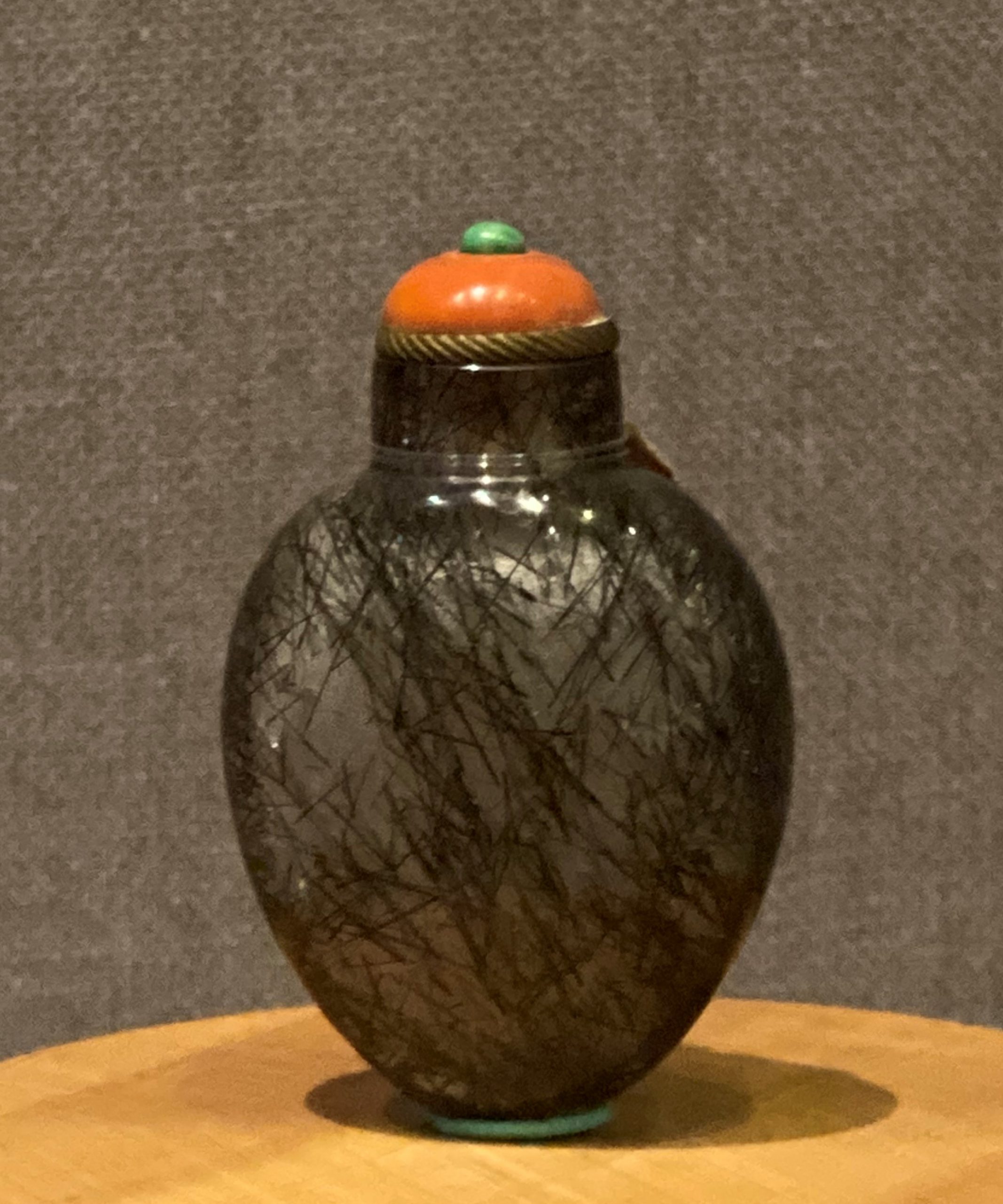 灰黒色焼料鼻煙瓶-清時代-工藝美術館館-四川博物館-成都