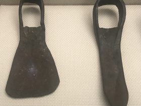 扳鋤-鴨嘴鋤-チャン族工具ー-四川民族文物館-四川博物館-成都